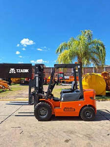 Elevador ME25-45TII D de 2,5 toneladas de 4,5mts triple con desplazador DUAL.