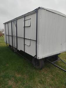 CASILLA BLANCA CON 3 CAMAS. MESADA. ALACENA. ESPACIO DE DUCHA CON ENTRADA 