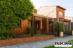 Cómoda Casa con Amplio Jardín, Garaje y Parrilla.
