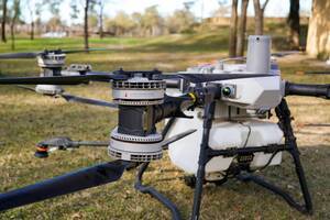 Dron DJI Agras T100 - Pulveriza y siembra al voleo 