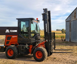 Elevador Hanomag E100/4C II - ARTICULADO 4X4 2,5 TN 4 Mts c/Cab Todo Terreno