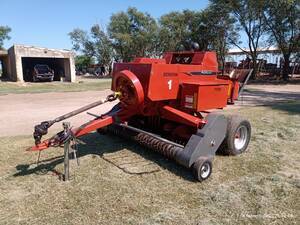 Enfardadora Agco Hesston 7110 de tiro central. Ancho de recolección 1.90 mts.