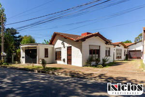 Excelente Chalet con Ambientes Amplios, Cochera y Parrilla.