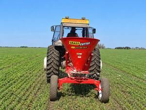 Fertilizadora al voleo Grass Cutter 350 Lts de Arrastre