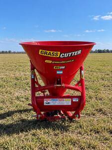 Fertilizadora al voleo Grass Cutter MB 350 Lts de 3 Puntos
