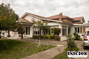 Gran Casa de 5 Ambientes En Una Importante Esquina.