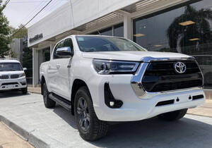 Hilux D/c 2.8 Tdi Srv M/t 4X2 0Km My2024, Blanco.