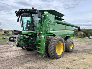 John Deere S670