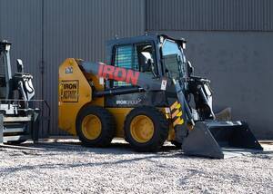 Minicargador Vial e Industrial IRON 750 Kg - Cabina A/A - Grupo Leiva San Juan