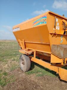 MIXER COMOFRA, MOD. SF 3000, DE  6 M3, 1 EJE CON CUBIERTAS.