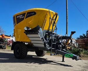 Mixer Verical RS 1600 con balanza y cubierta. Ascanelli