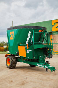 Mixer Vertical 14 M3 Descarga Lateral Agromec