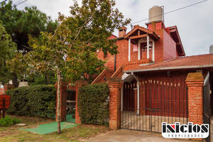 Oportunidad de Inversión: Casa Mas Departamento En Planta Alta