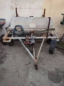 Pulverizador de 2000 LTS. Con  bomba de 3 pistones. Botalón de 13 ms.