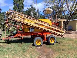 Pulverizador de arrastre FERROCRUZ de 3000L balancín.