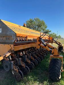 Sembradora Agrometal de TX mega de 33 a 21cm.