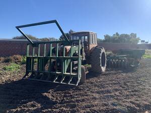 Tractor con rastrillo para monte con rastra