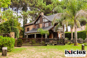 Triple Inversión con Cochera y Jardín a Dos Cuadras del Mar.