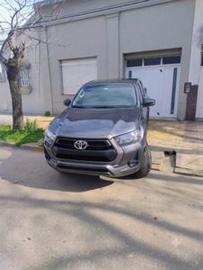 VENDO TOYOTA HILUX SR 2.8 4x4 AT 2025